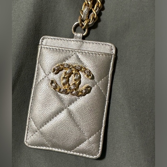 Metallic Goatskin Quilted Chanel 19 Card Holder On Chain Silver - Picture 6 of 6